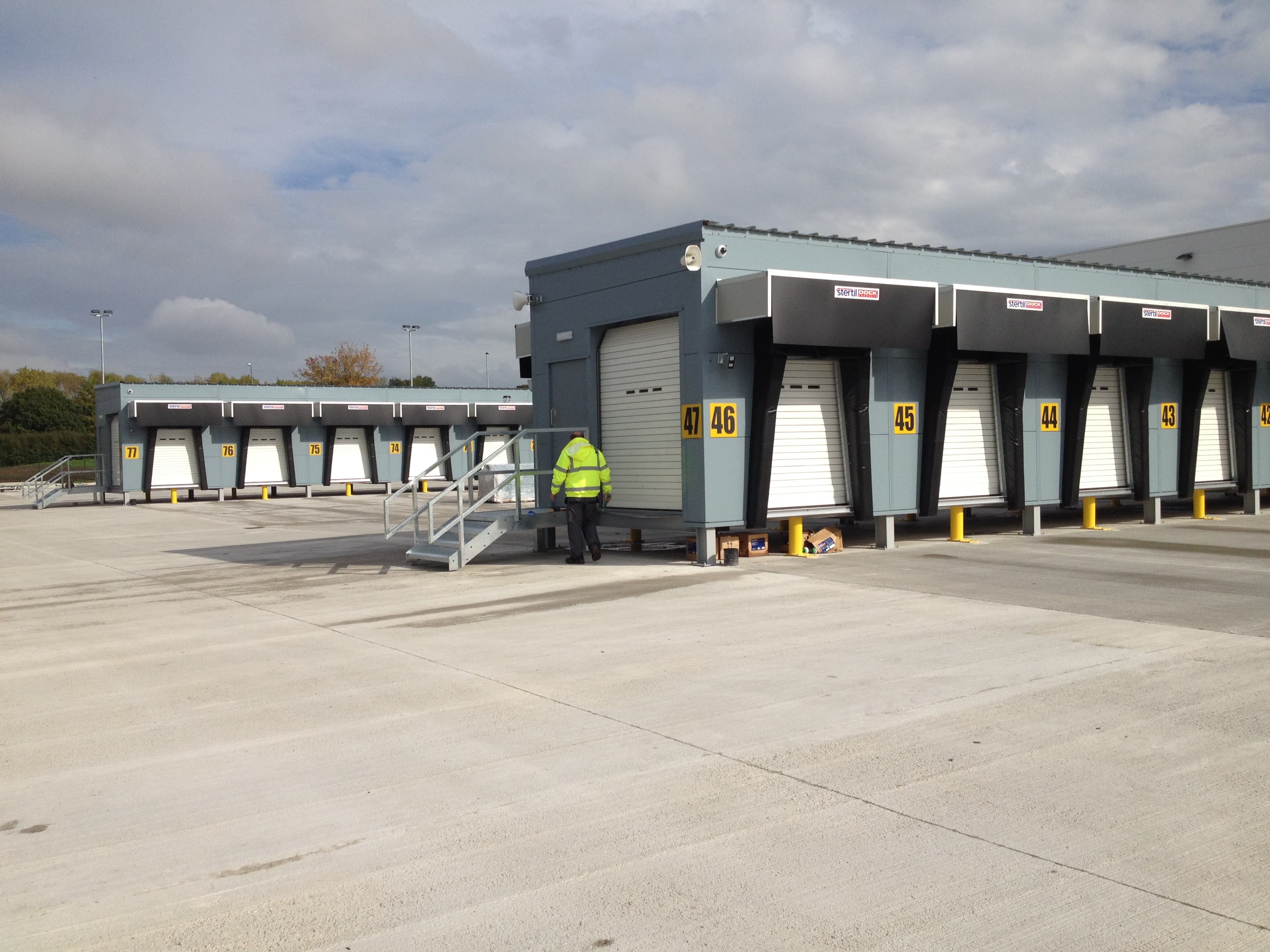 pud fingers for loading and unloading using the Stertil Dock Products dock shelters for vans as a parcel solution