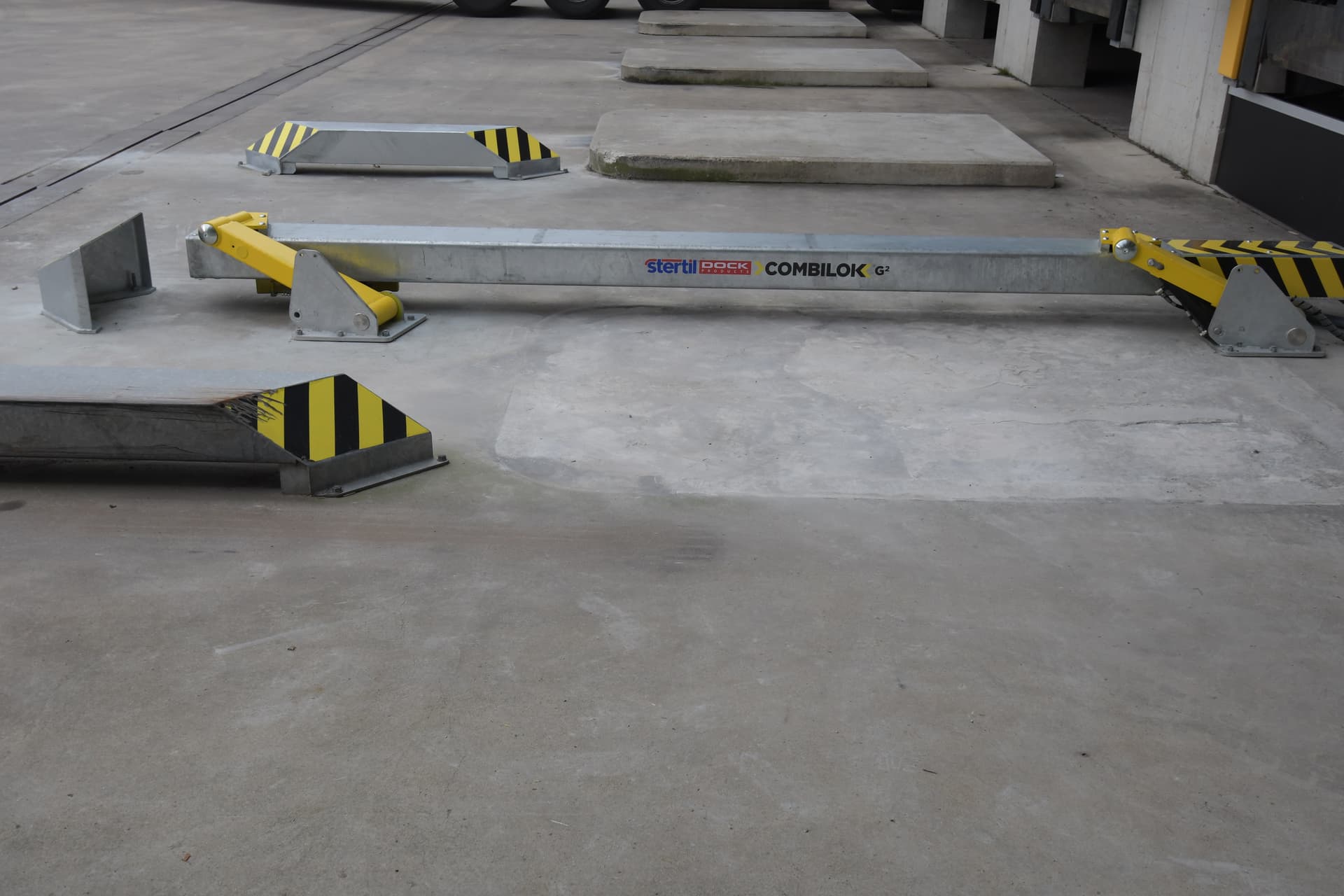 Stertil Dock Products | Automatic Vehicle Restraint COMBILOK® G2