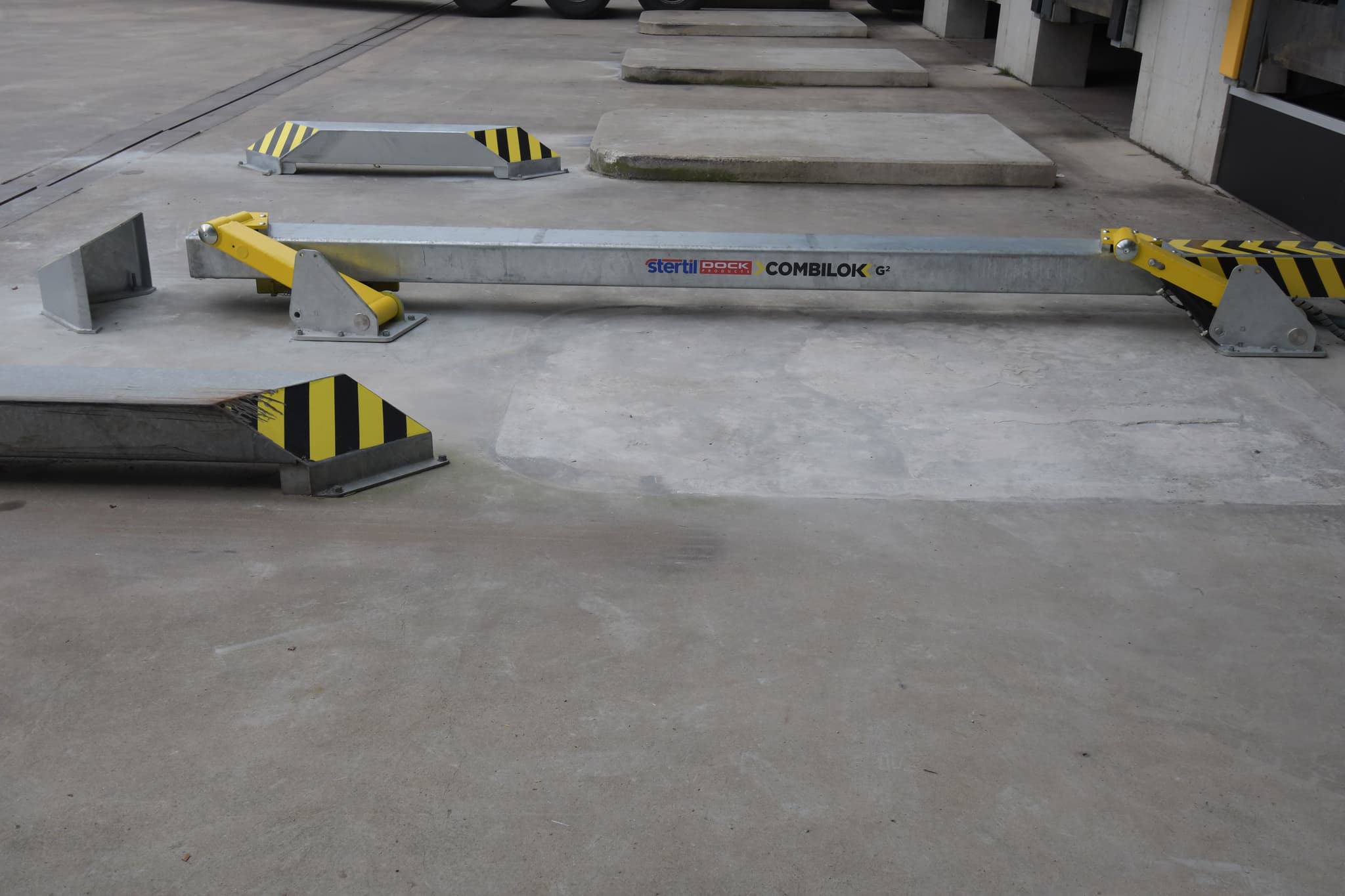 Stertil Dock Products | Automatic Vehicle Restraint COMBILOK® G2
