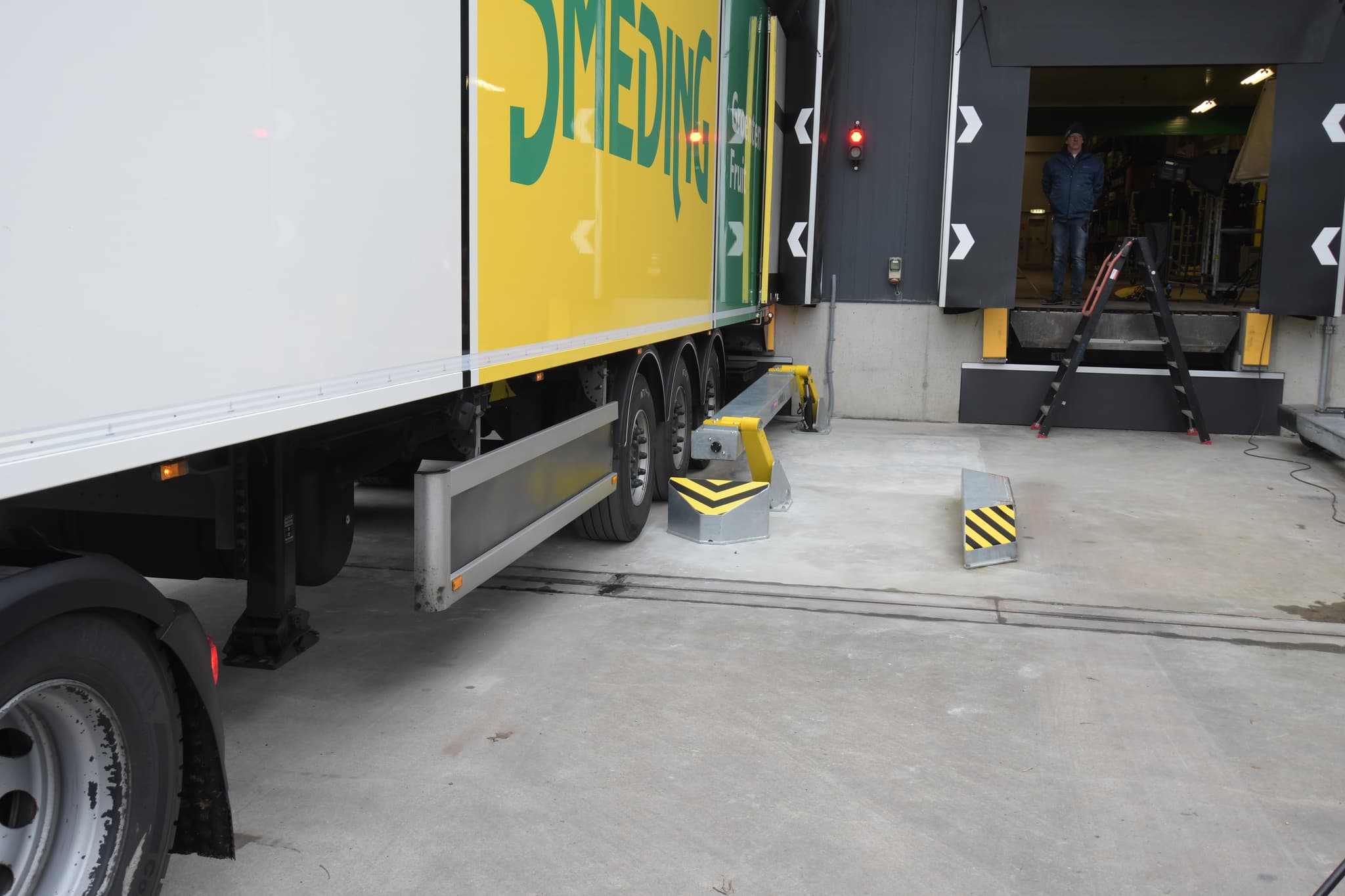 Stertil Dock Products | Automatic Vehicle Restraint COMBILOK® G2